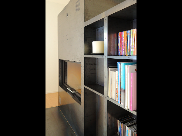 Rivestimento caminetto con libreria e televisore